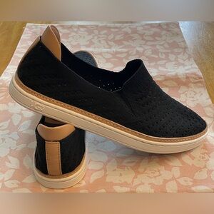 UGG Women's Black and Tan Slip-On Sammy Chevron Sneakers / Shoes sz 8.